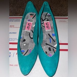 Green 1980’s Vintage Solid Green Leather kitten heels w/ wavy sides by wildcard